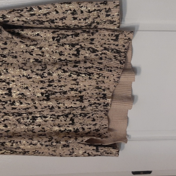 DKNYC Sweater - GUC - Black, Gold, & Tan - a little more wear under arm pits - M - Picture 2 of 12